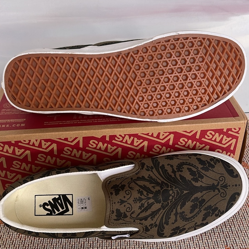 Vans WMNS Classic Slip-On
Skull Tapestry Grape Leaf
VN0A5A080FI
Sneakers - Picture 5 of 16